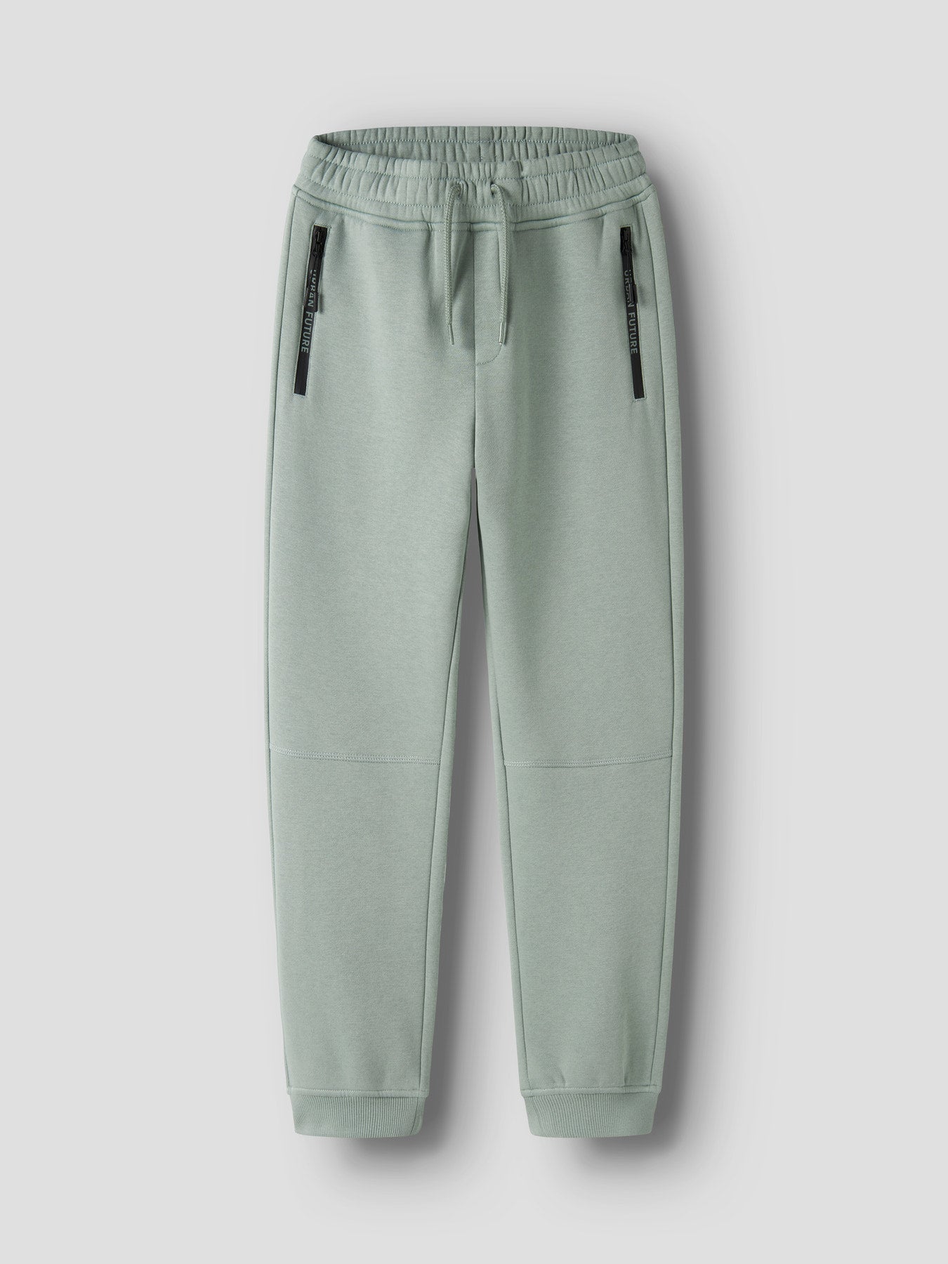 Name It Leo sweatpants för pojke med dragkedjefickor i den gröna färgen Green Milieu