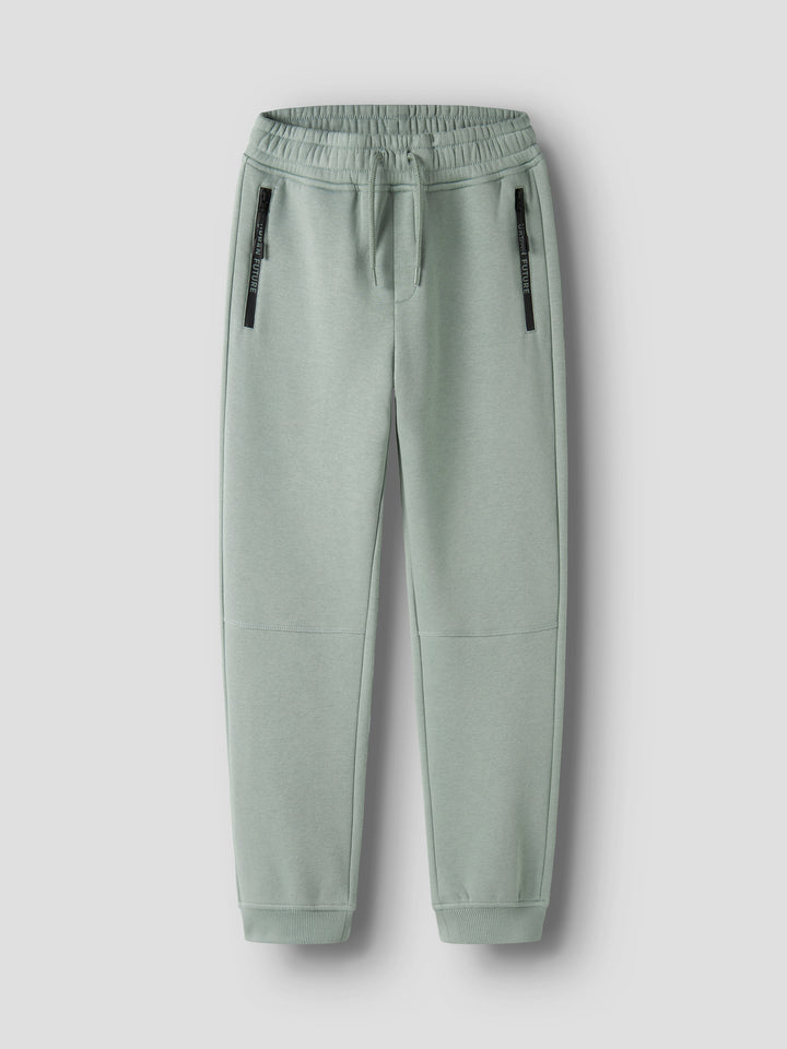 Name It Leo sweatpants för pojke med dragkedjefickor i den gröna färgen Green Milieu