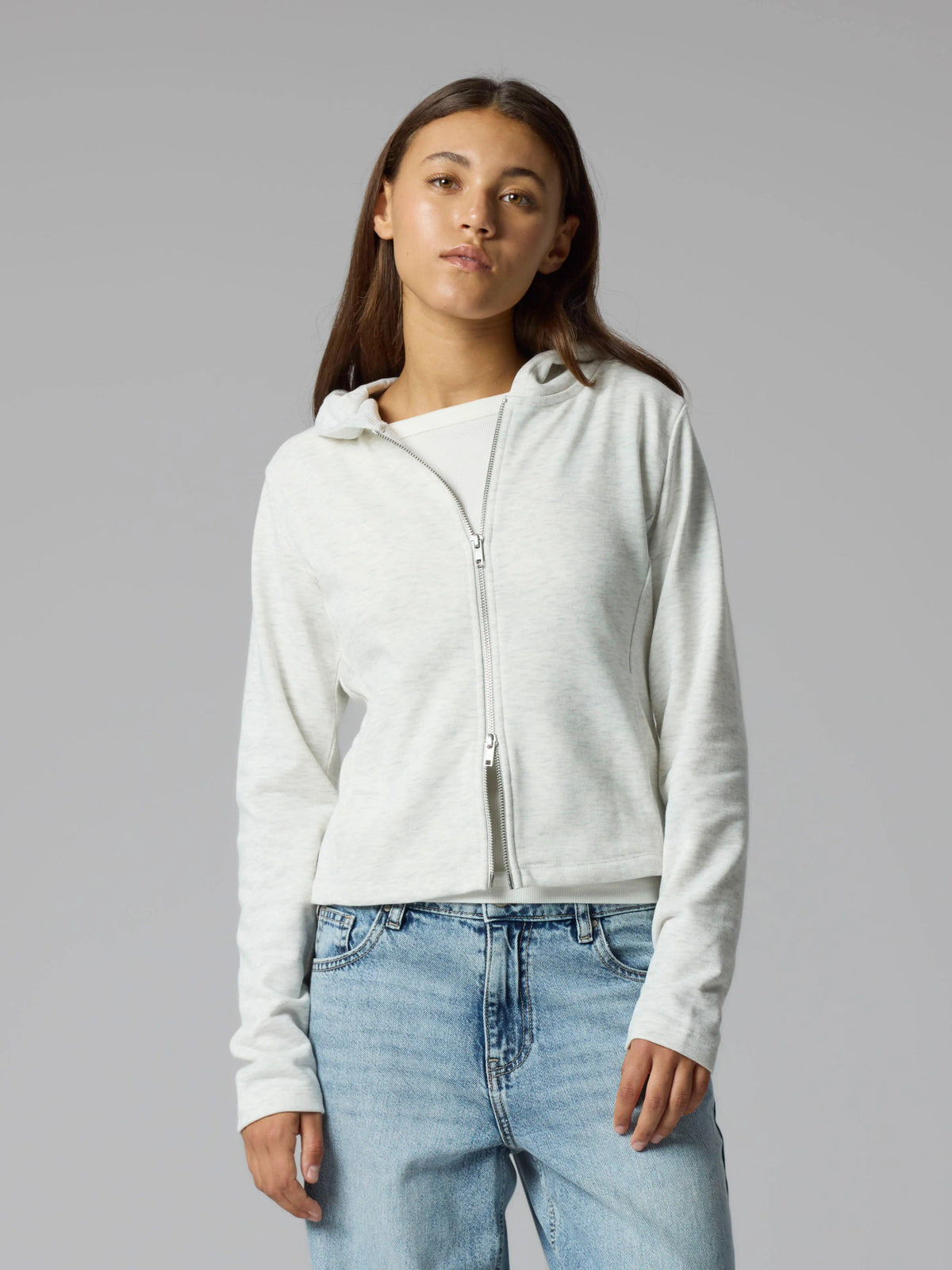 LMTD Lunic ljusgrå hoodiekofta för ungdomstjej med huva, dragkedja, sidofickor och mjuk borstad insida. Modell NLFLUNIC LS BRU S CARDIGAN W. HOOD.