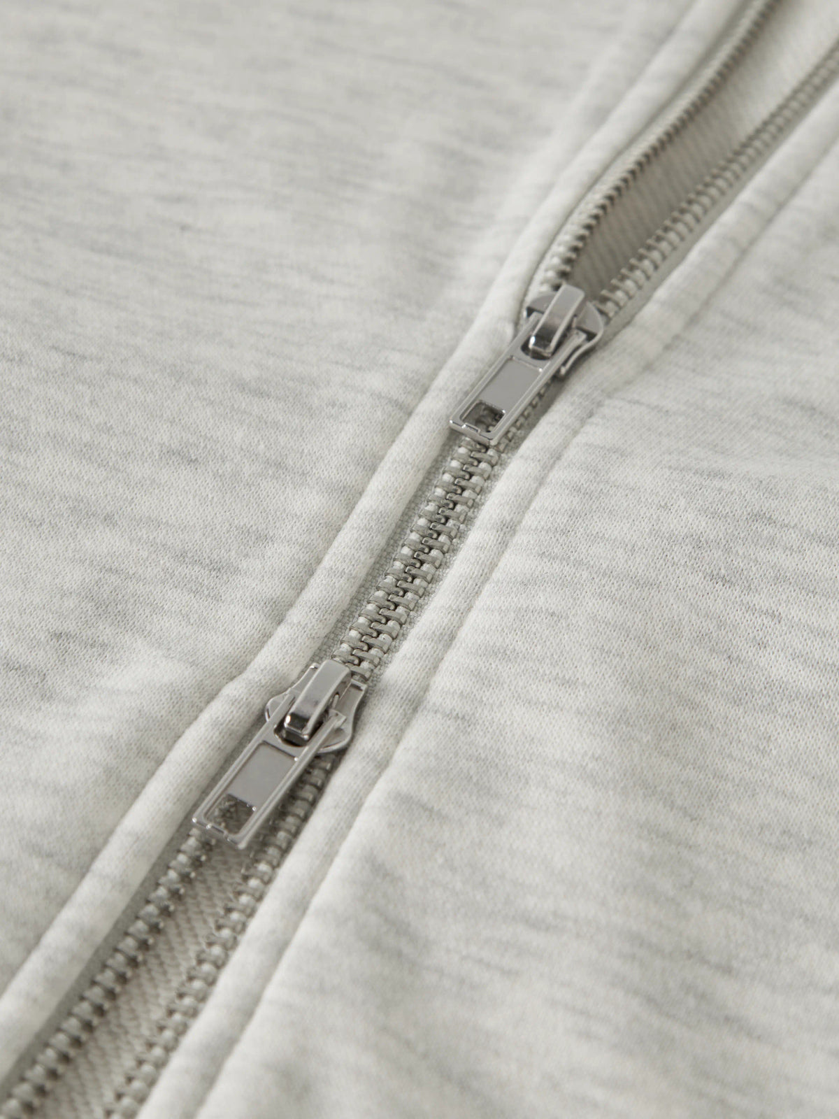 LMTD Lunic ljusgrå hoodiekofta för ungdomstjej med huva, dragkedja, sidofickor och mjuk borstad insida. Modell NLFLUNIC LS BRU S CARDIGAN W. HOOD.