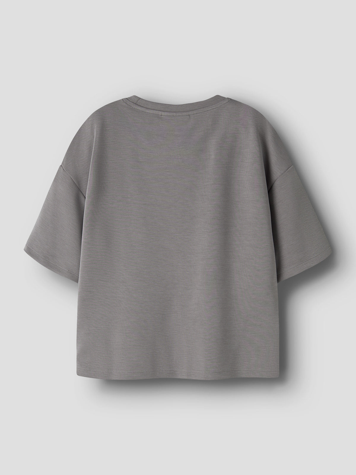 Ljusgrå kortärmad sweatshirt-topp från name it i mjuk scuba-kvalitet med rund hals och avslappnad passform.