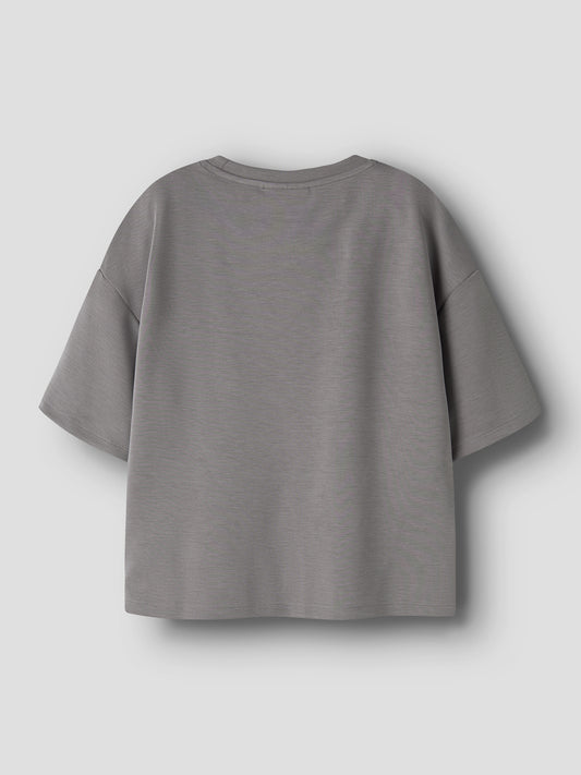 Ljusgrå kortärmad sweatshirt-topp från name it i mjuk scuba-kvalitet med rund hals och avslappnad passform.