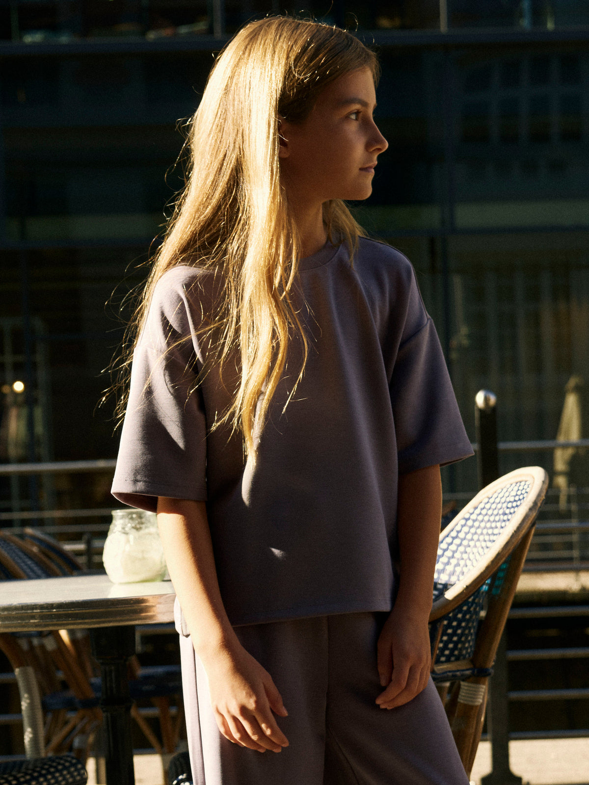 Ljusgrå kortärmad sweatshirt-topp från name it i mjuk scuba-kvalitet med rund hals och avslappnad passform.