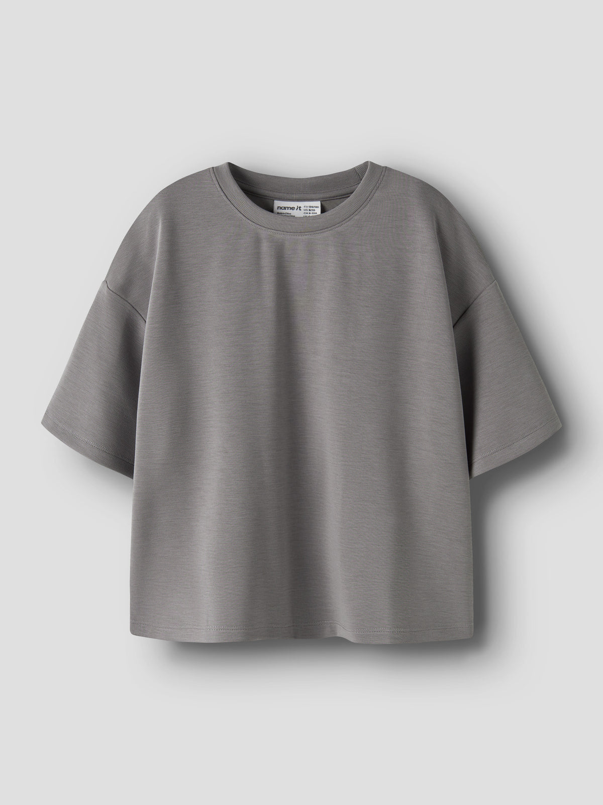 Ljusgrå kortärmad sweatshirt-topp från name it i mjuk scuba-kvalitet med rund hals och avslappnad passform.