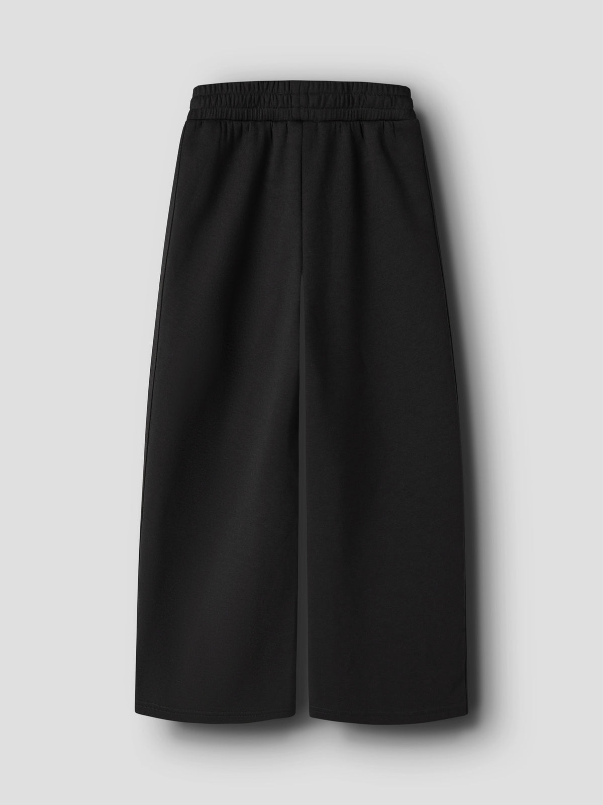 Svarta wide leg sweatpants till flicka från name it med dekorativa 
tryckknappar längs sidorna, sidofickor och justerbar midja.