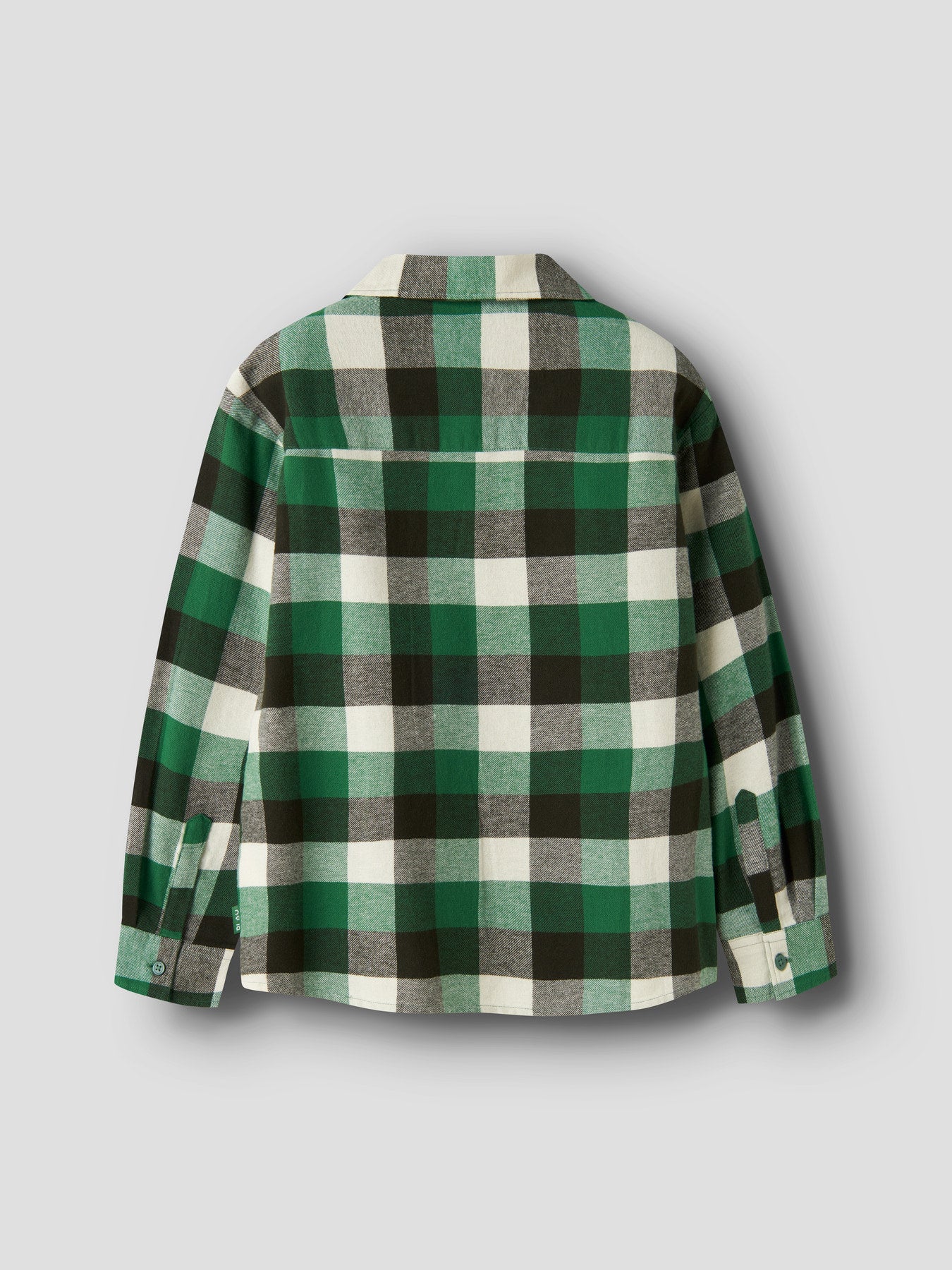 name it Levin rutig overshirt för pojke i ekologisk bomull med skjortkrage, knappar framtill och bröstficka.
