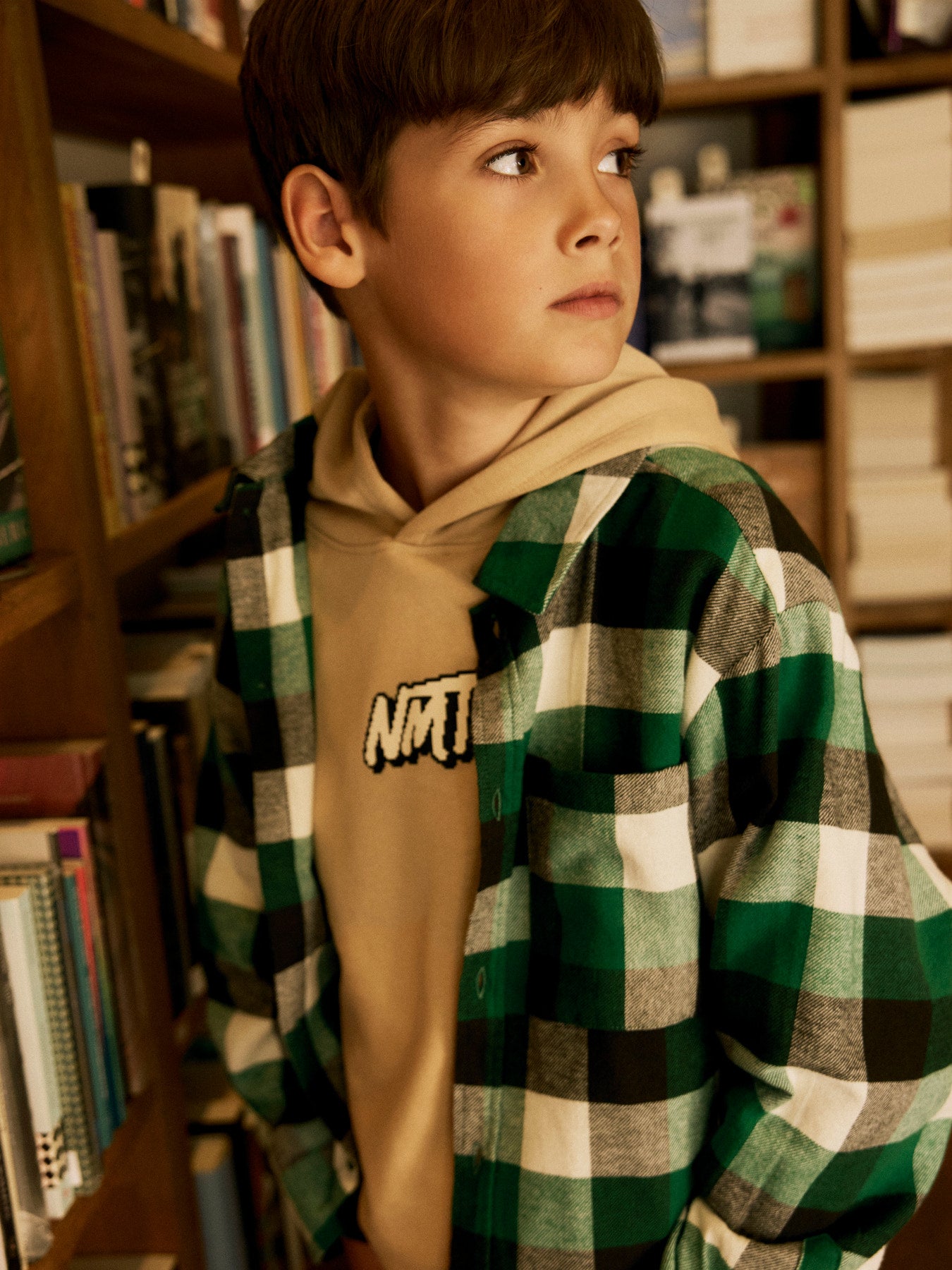 name it Levin rutig overshirt för pojke i ekologisk bomull med skjortkrage, knappar framtill och bröstficka.
