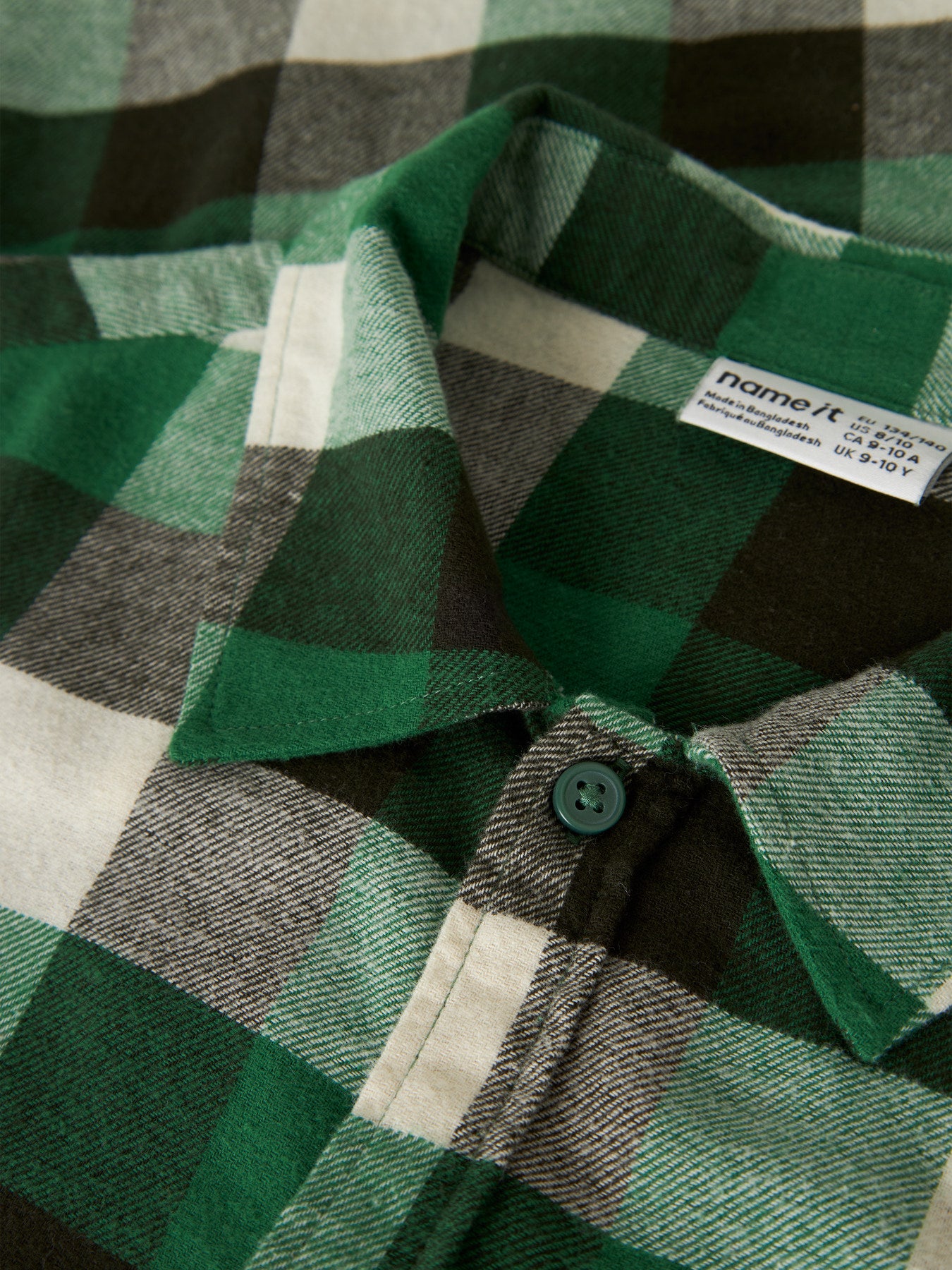 name it Levin rutig overshirt för pojke i ekologisk bomull med skjortkrage, knappar framtill och bröstficka.