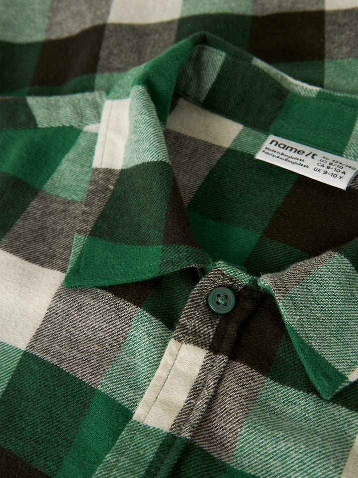 name it Levin rutig overshirt för pojke i ekologisk bomull med skjortkrage, knappar framtill och bröstficka.