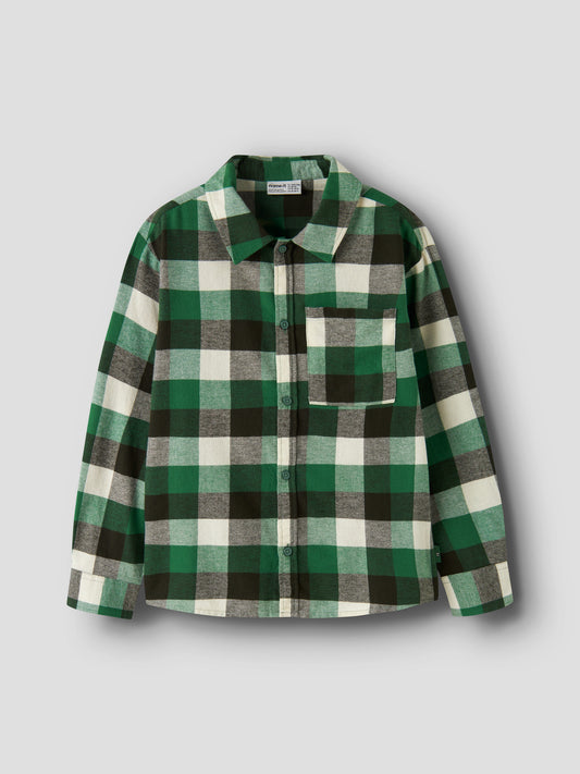 name it Levin rutig overshirt för pojke i ekologisk bomull med skjortkrage, knappar framtill och bröstficka.