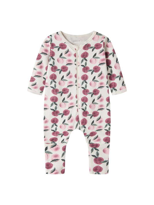 Name It baby pyjamas med valfri fot i färgen Jet Stream med rosa persikor, långärmad pyjamas med tvåvägsdragkedja för baby flicka.