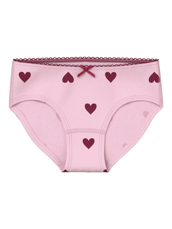 3-pack trosor för flicka från name it i rosa nyanser med hjärtmönster, spetskant och små rosetter i mjuk ekologisk bomull med stretch.