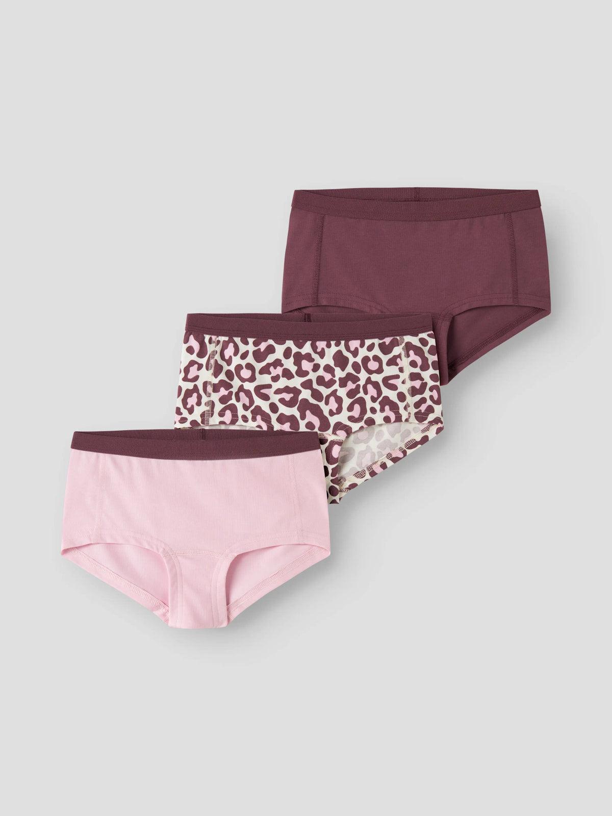 name it hipstertrosor 3-pack för flicka i ekologisk bomull med leopardmönster och enfärgade rosa och vinröda trosor.