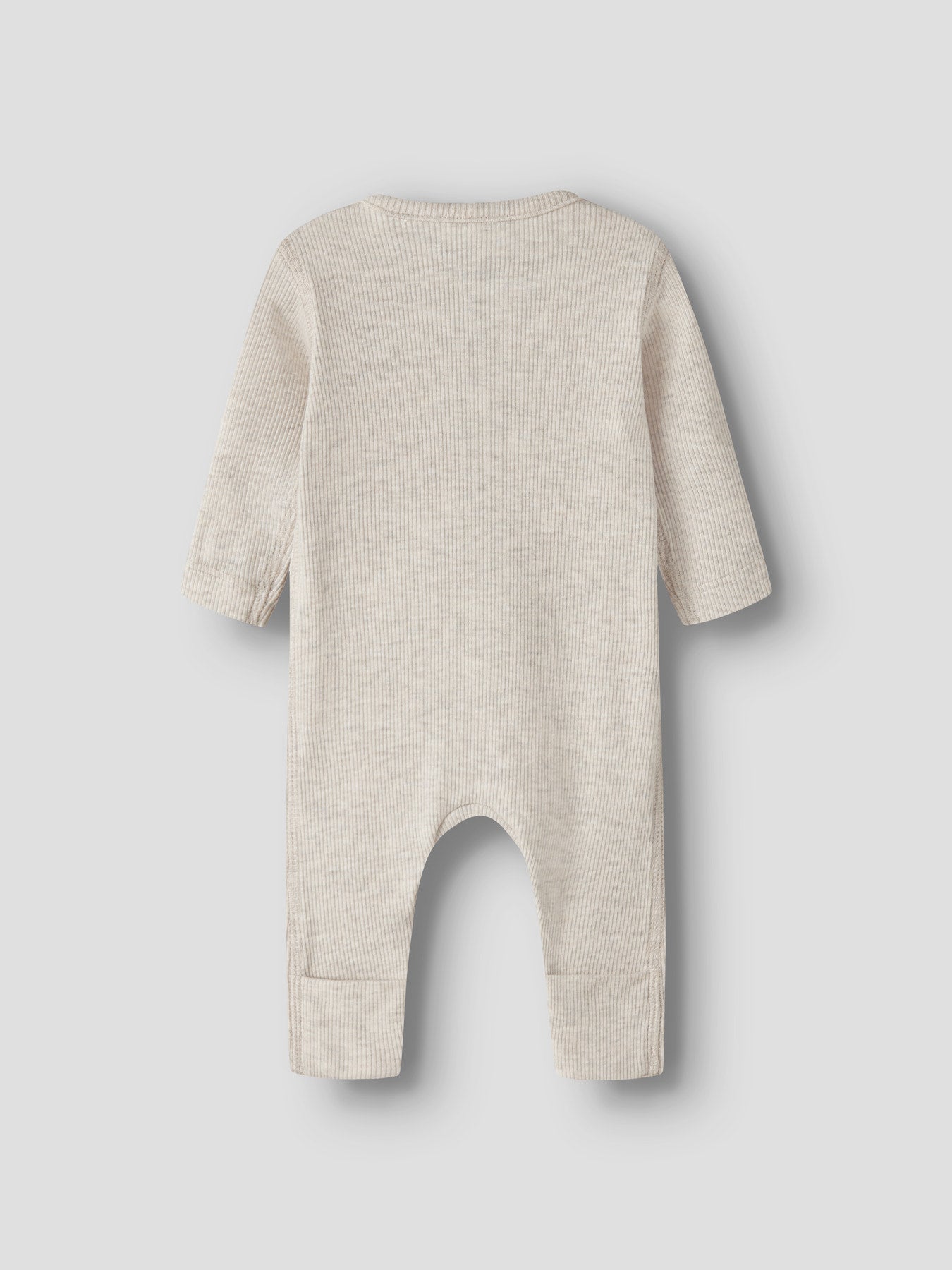 Name It beige prematur sparkdräkt i ekologisk bomull och TENCEL™ Modal med tryckknappar och mjuk ribbad kvalitet
NBNWILKAB LS SUIT
13258588