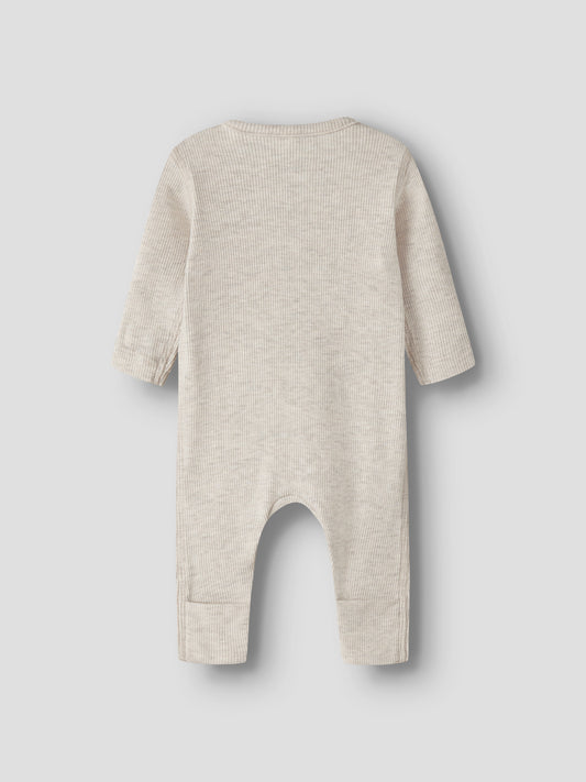 Name It beige prematur sparkdräkt i ekologisk bomull och TENCEL™ Modal med tryckknappar och mjuk ribbad kvalitet
NBNWILKAB LS SUIT
13258588