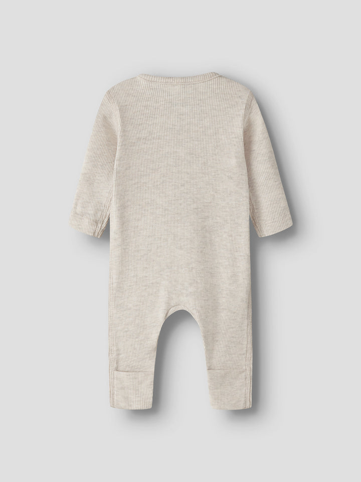 Name It beige prematur sparkdräkt i ekologisk bomull och TENCEL™ Modal med tryckknappar och mjuk ribbad kvalitet
NBNWILKAB LS SUIT
13258588