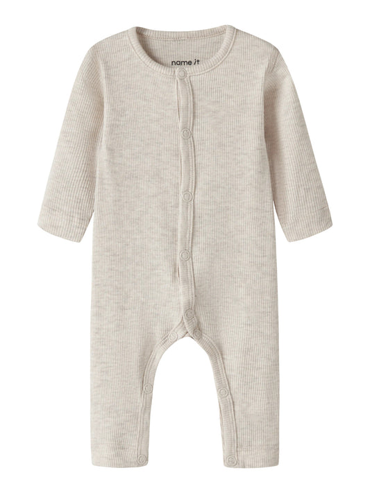 Name It beige prematur sparkdräkt i ekologisk bomull och TENCEL™ Modal med tryckknappar och mjuk ribbad kvalitet