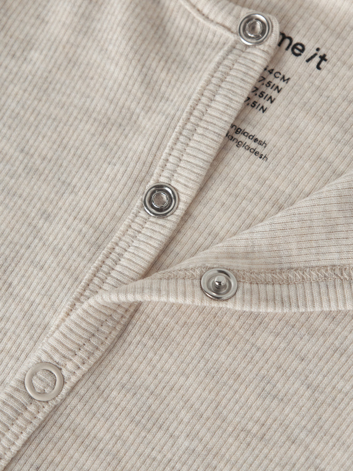 Name It beige prematur sparkdräkt i ekologisk bomull och TENCEL™ Modal med tryckknappar och mjuk ribbad kvalitet