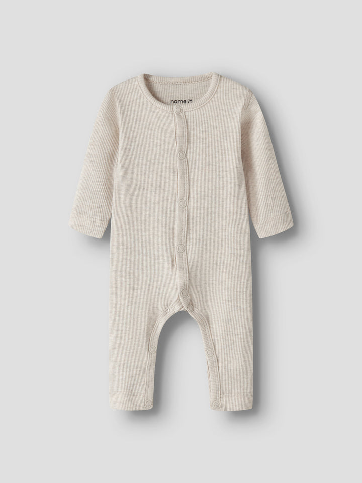 Name It beige prematur sparkdräkt i ekologisk bomull och TENCEL™ Modal med tryckknappar och mjuk ribbad kvalitet