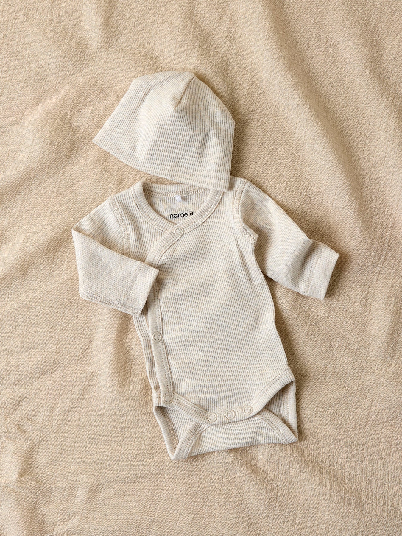 Name It beige prematur omlottbody för baby unisex i ekologisk bomull och TENCEL™ Modal med tryckknappar och mjuk ribbad kvalitet