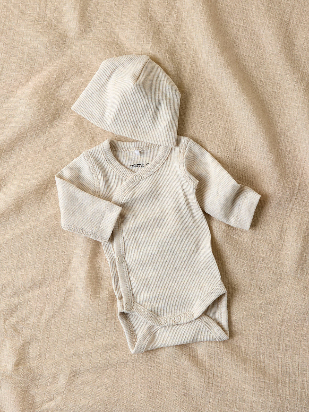 Name It beige prematur omlottbody för baby unisex i ekologisk bomull och TENCEL™ Modal med tryckknappar och mjuk ribbad kvalitet