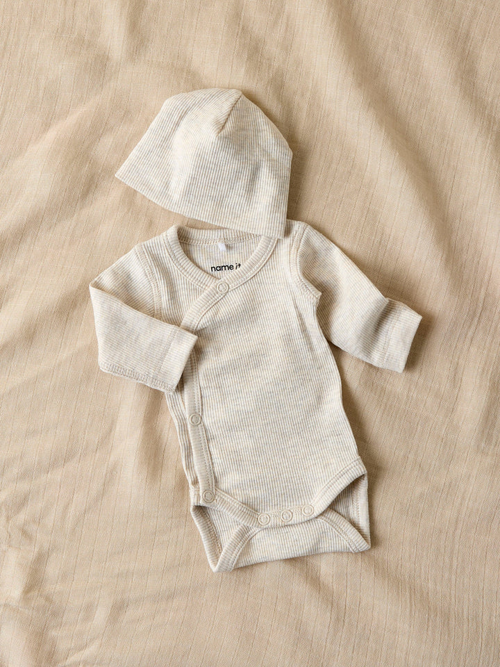 Name It beige prematur omlottbody för baby unisex i ekologisk bomull och TENCEL™ Modal med tryckknappar och mjuk ribbad kvalitet