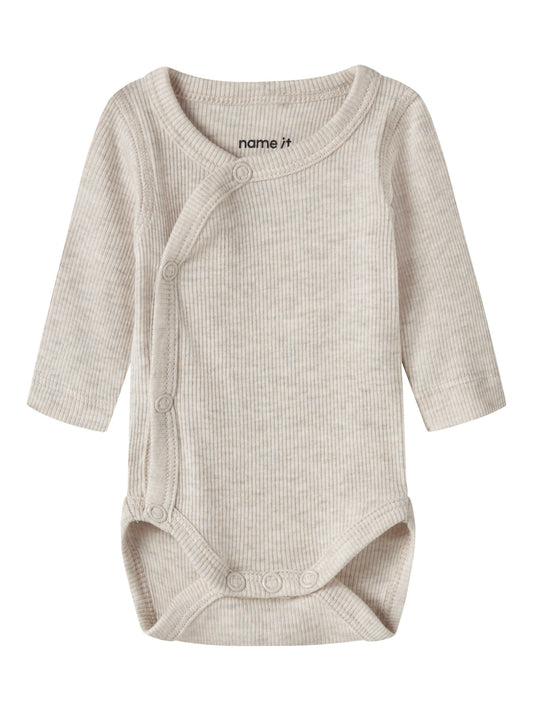 Name It beige prematur omlottbody för baby unisex i ekologisk bomull och TENCEL™ Modal med tryckknappar och mjuk ribbad kvalitet