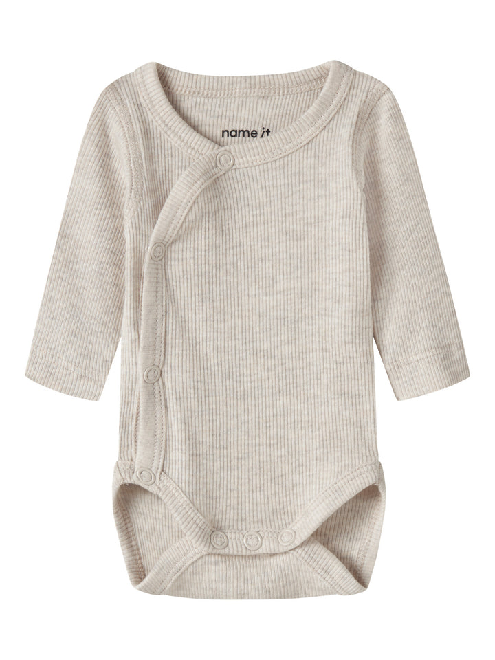 Name It beige prematur omlottbody för baby unisex i ekologisk bomull och TENCEL™ Modal med tryckknappar och mjuk ribbad kvalitet