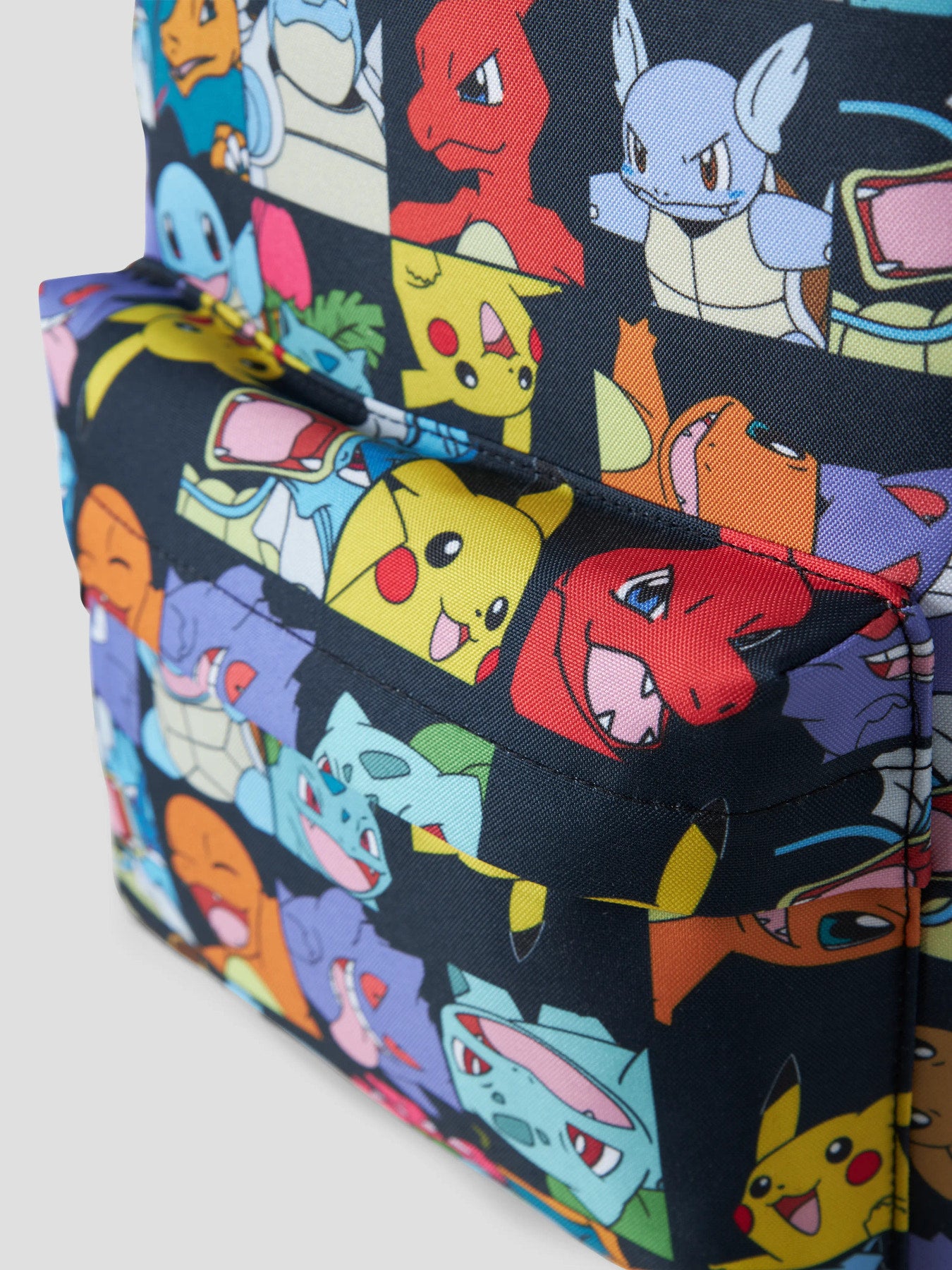 Praktisk Pokémon-ryggsäck från Name It i marinblått. Rymlig modell med justerbara axelremmar, laptopfack och plats för vattenflaska – perfekt för skola och fritid.
NKMJENKA POKEMON BACKPACK BFU
13258823