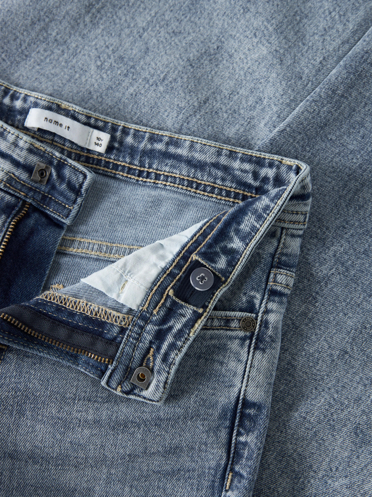 Name It Ryan ljusblå Straight jeans för pojke med raka ben och tvättad denimlook