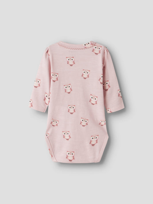 Name It Netie rosa långärmad body i ekologisk bomull med ugglor för babyflicka.