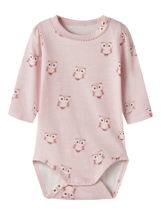 Name It Netie rosa långärmad body i ekologisk bomull med ugglor för babyflicka.
