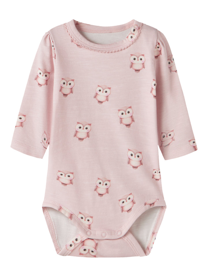 Name It Netie rosa långärmad body i ekologisk bomull med ugglor för babyflicka.