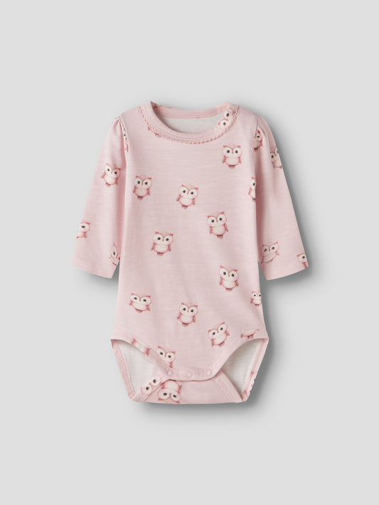 Name It Netie rosa långärmad body i ekologisk bomull med ugglor för babyflicka.