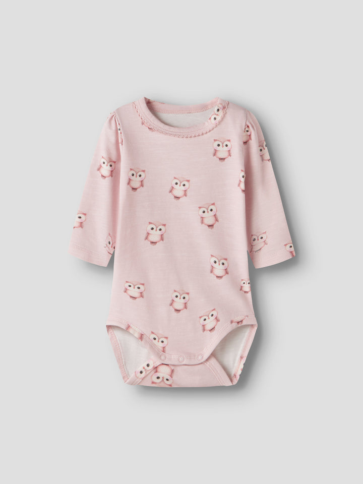 Name It Netie rosa långärmad body i ekologisk bomull med ugglor för babyflicka.