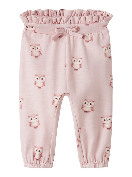 Name It Netie ljusrosa babybyxa i färgen Lotus med ugglemönster, volangmidja och rosett för flicka
