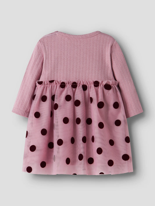 Name It Nagina rosa babyklänning till flicka med lång ärm och prickig tyllkjol.
