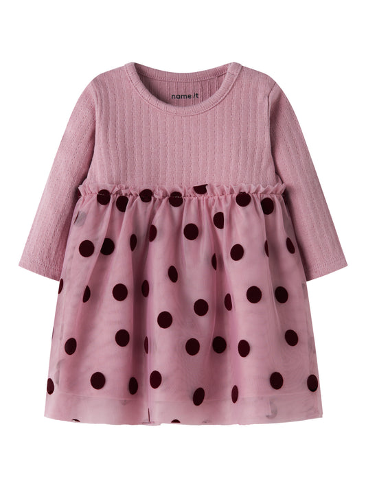 Name It Nagina rosa babyklänning till flicka med lång ärm och prickig tyllkjol.