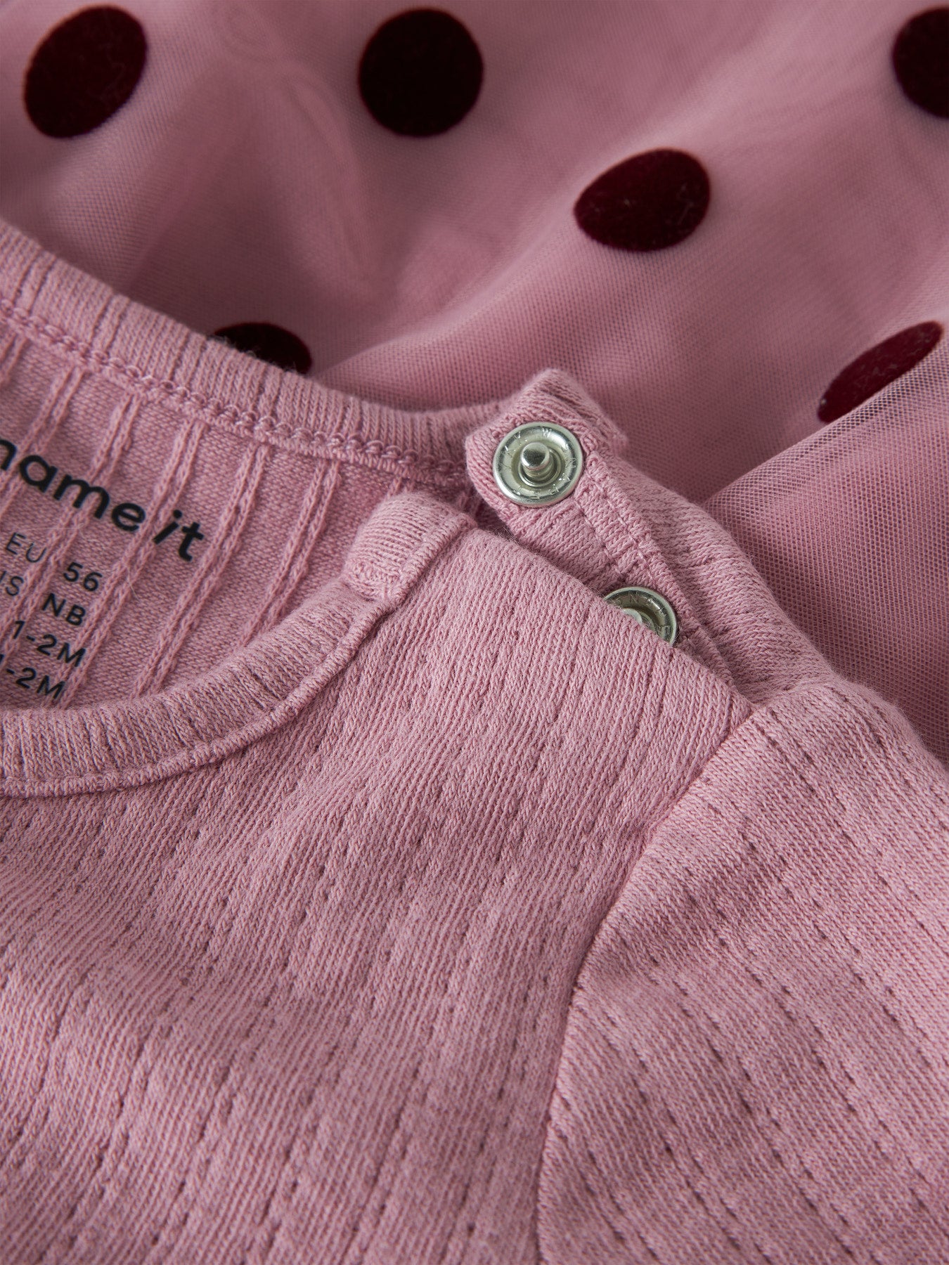 Name It Nagina rosa babyklänning till flicka med lång ärm och prickig tyllkjol.