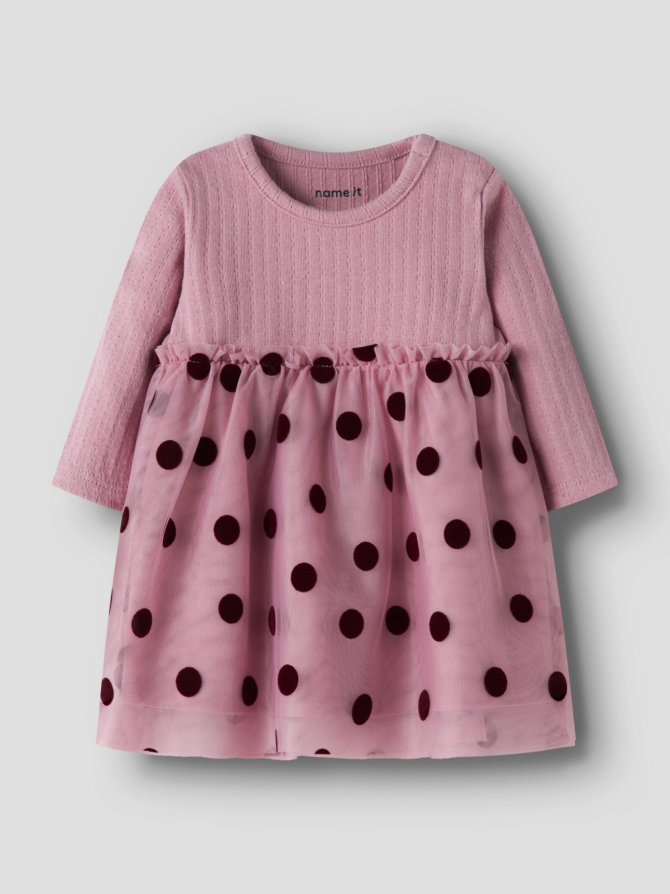 Name It Nagina rosa babyklänning till flicka med lång ärm och prickig tyllkjol.