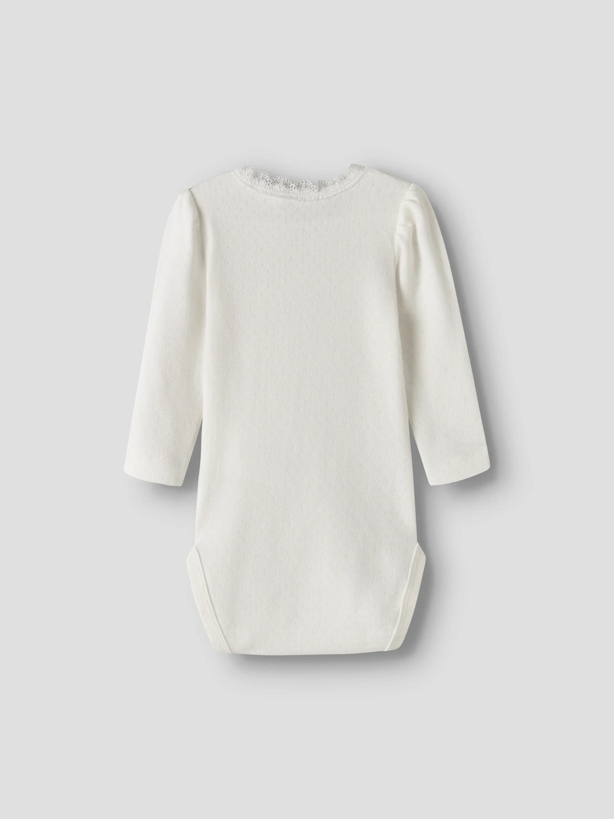 Name It Nia vit långärmad babybody med spetskant till nyfödd flicka.