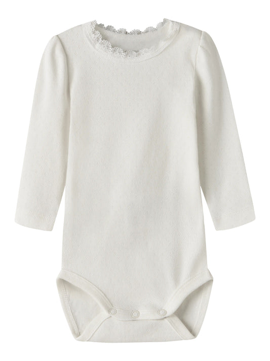 Name It Nia vit långärmad babybody med spetskant till nyfödd flicka.