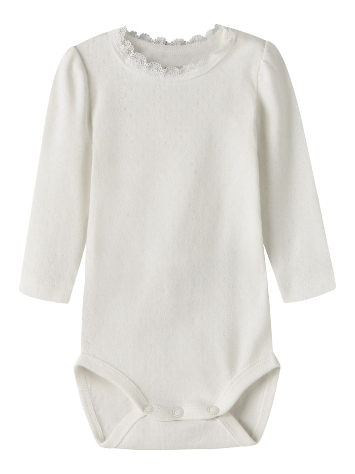 Name It Nia vit långärmad babybody med spetskant till nyfödd flicka.