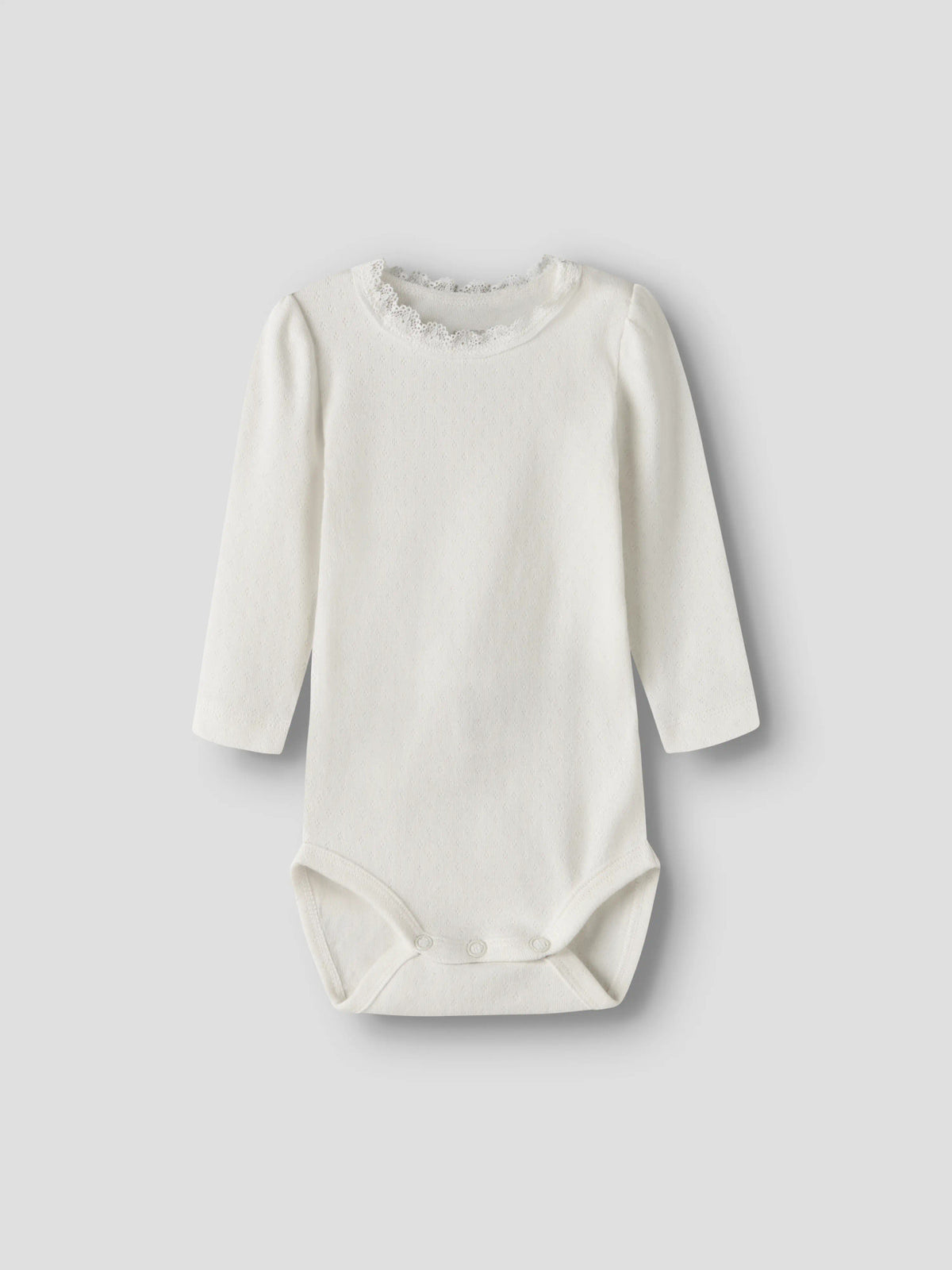 Name It Nia vit långärmad babybody med spetskant till nyfödd flicka.