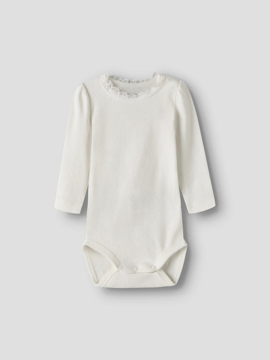Name It Nia vit långärmad babybody med spetskant till nyfödd flicka.