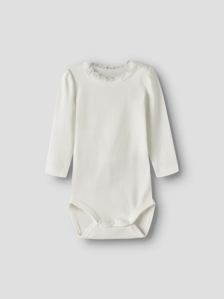 Name It Nia vit långärmad babybody med spetskant till nyfödd flicka.