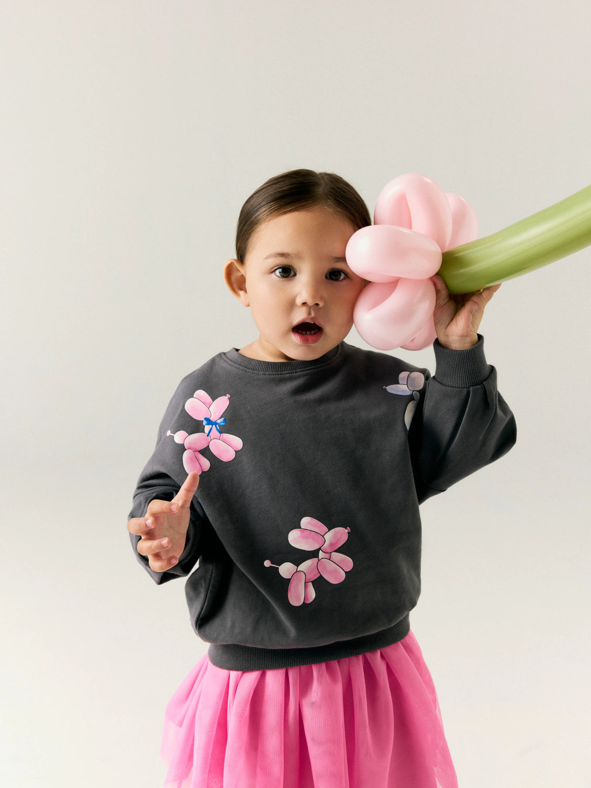 Mörkgrå lång sweatshirt för flicka från Name It med rosa och blå ballonghundar.