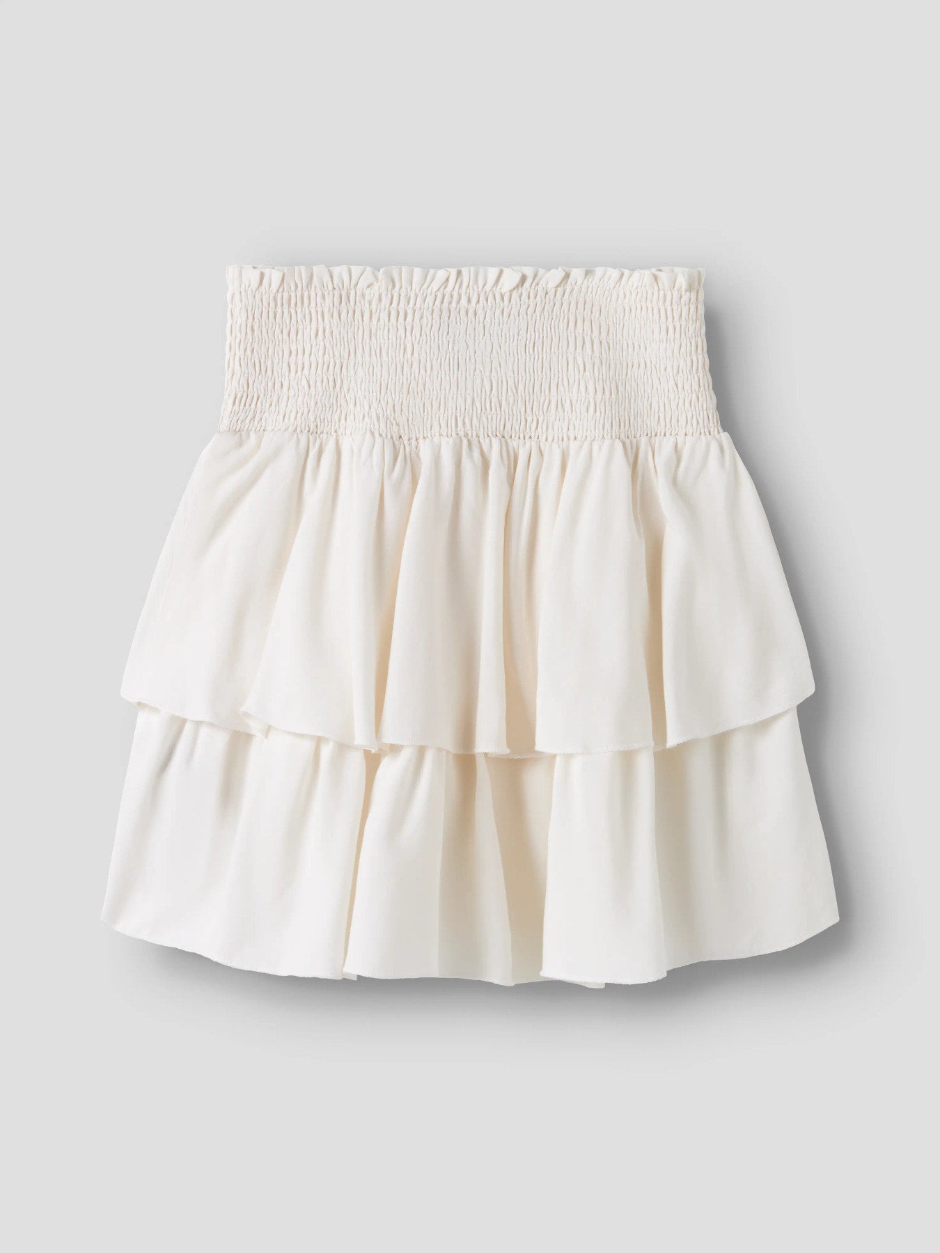 Kort vit volang kjol till flicka. Volangkjol till ungdom tjej från LMTD, kort vit kjol med volanger med smock i bred resår i midjan.
NLFSANDYY SOLID SHORT SKIRT
13259625