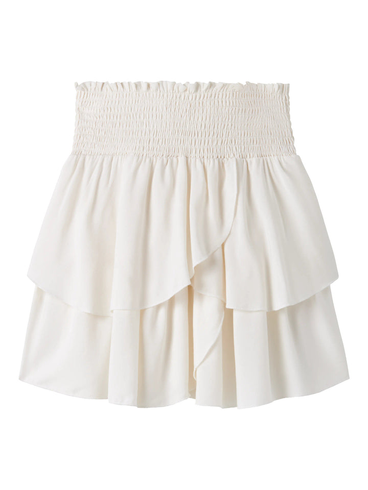 Kort vit volang kjol till flicka. Volangkjol till ungdom tjej från LMTD, kort vit kjol med volanger med smock i bred resår i midjan.
NLFSANDYY SOLID SHORT SKIRT
13259625