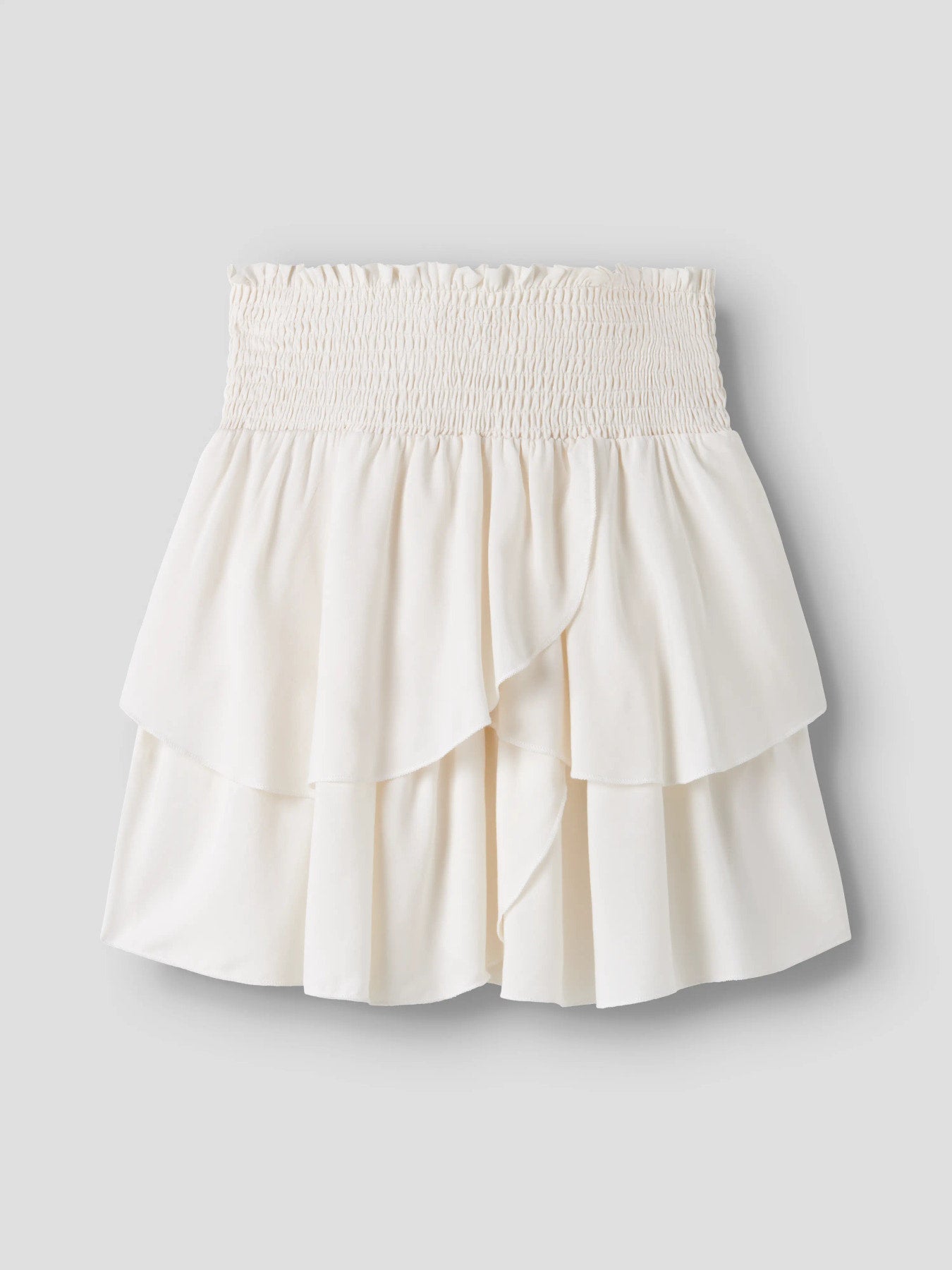 Kort vit volang kjol till flicka. Volangkjol till ungdom tjej från LMTD, kort vit kjol med volanger med smock i bred resår i midjan.
NLFSANDYY SOLID SHORT SKIRT
13259625